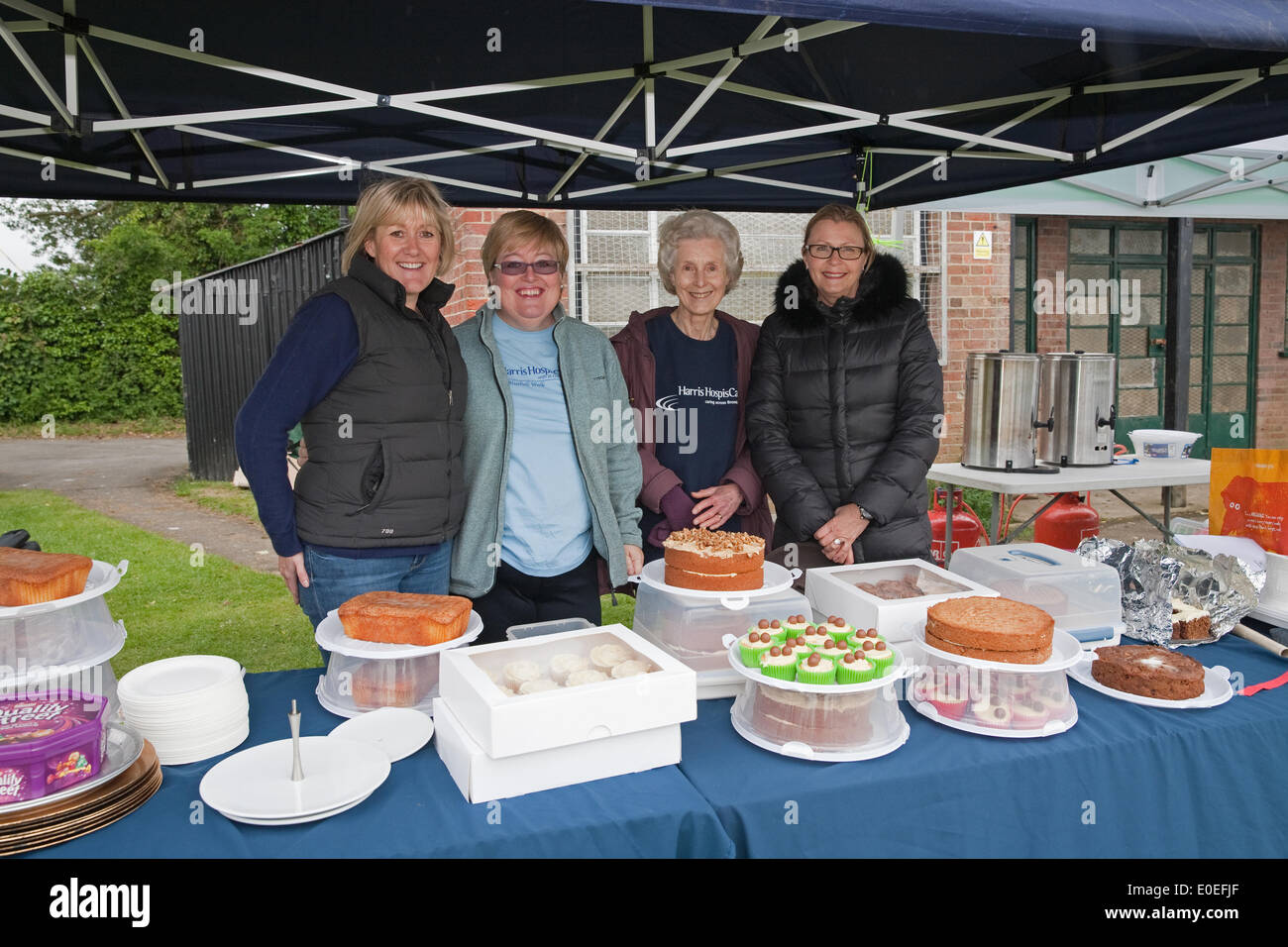 Cudham, UK. 11 maggio 2014. La torta in stallo aveva una varietà di torte fatte in casa per raccogliere fondi per St Christopher's ospizio durante la bluebell wal Credito: Keith Larby/Alamy Live News Foto Stock