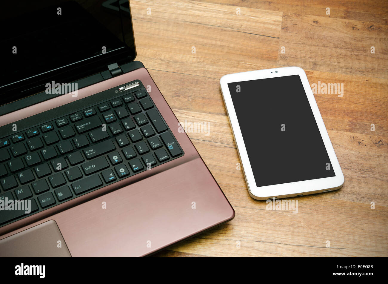 Telefono cellulare e tablet con display vuoto od sfondo di legno Foto Stock