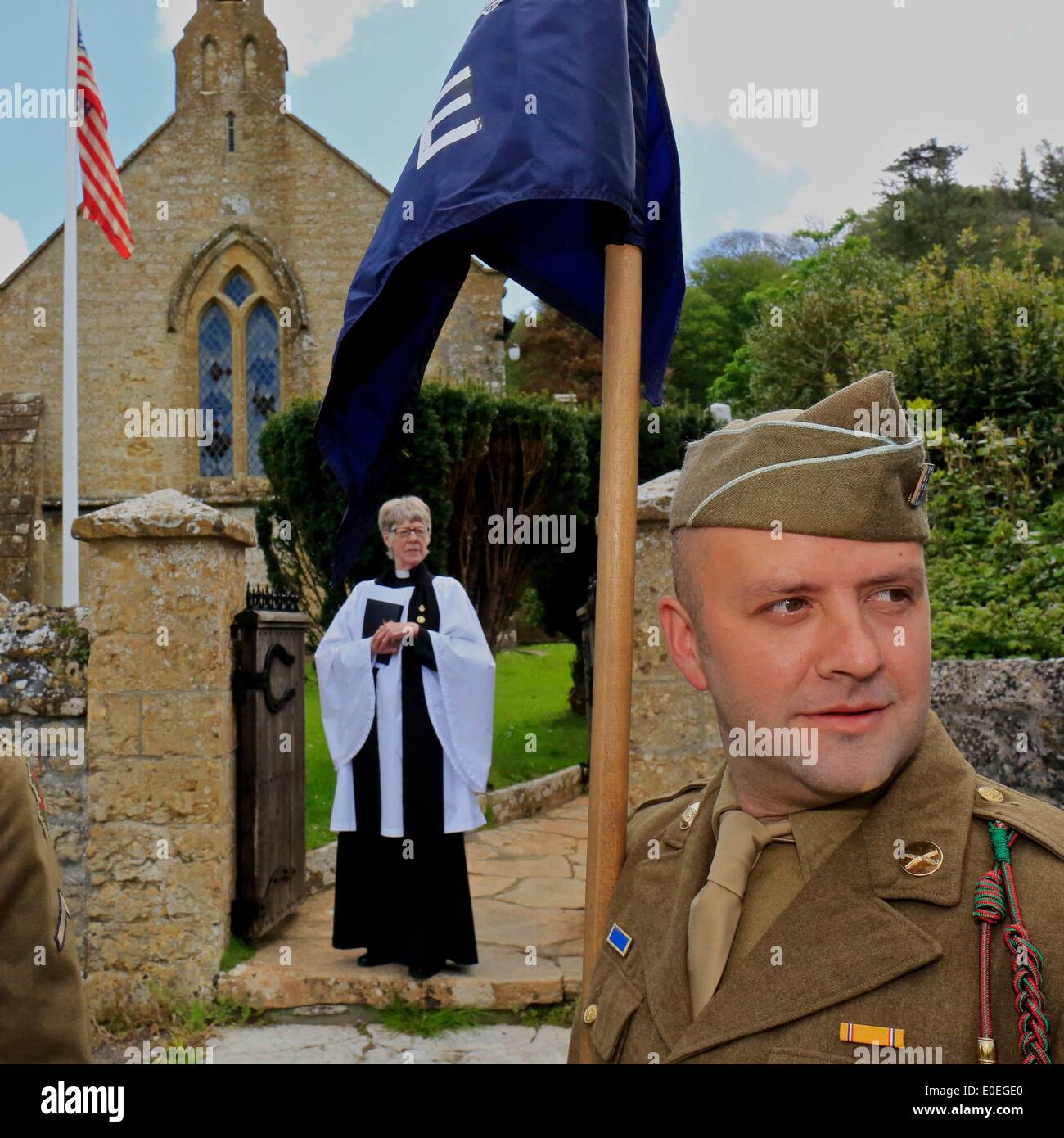 Walditch, Dorset, Regno Unito, 11 maggio 2014. Membri della Storia Vivente Associazione prendere parte in un servizio alla Chiesa di Santa Maria in memoria degli uomini del XVI reggimento di fanteria dell'esercito degli Stati Uniti che hanno preso parte allo sbarco del D giorno. Credito: Tom Corban/Alamy Live News Foto Stock