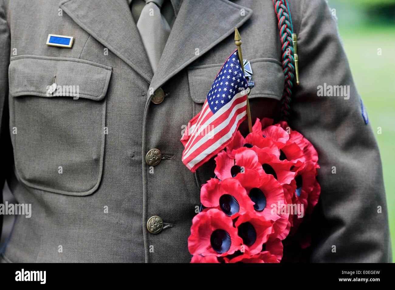 Walditch, Dorset, Regno Unito, 11 maggio 2014. Membri della Storia Vivente associazione che rappresenta gli uomini del XVI reggimento di fanteria dell'Esercito USA porta una corona di papavero durante la Chiesa Parade. Credito: Tom Corban/Alamy Live News Foto Stock