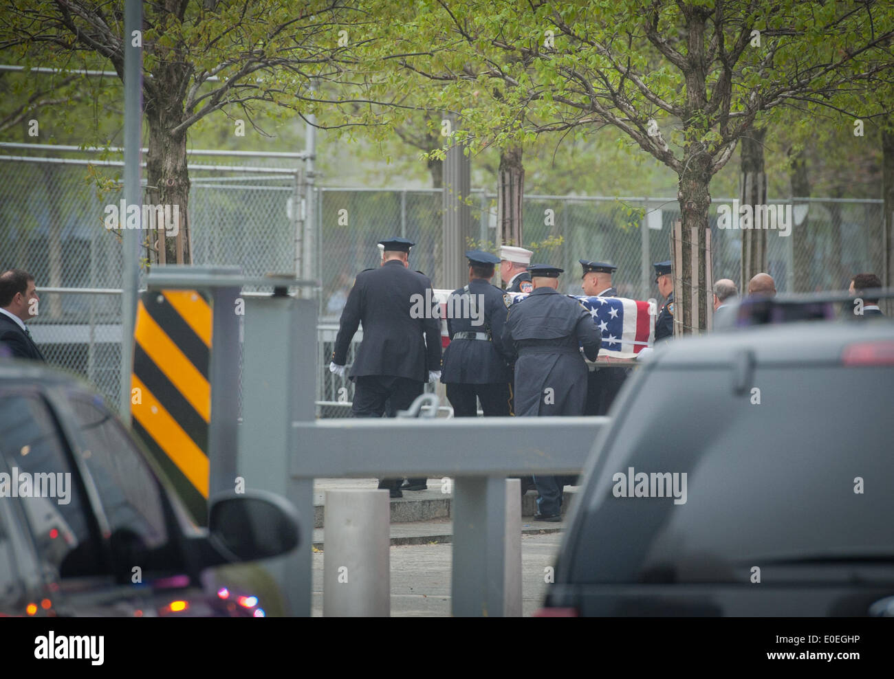 Manhattan, New York, Stati Uniti d'America. Il 10 maggio, 2014. Vigili del fuoco carry flag drappeggiati 9/11 rimane non identificato per la OCME repository in sito del World Trade Center, Sabato, Maggio, 10, 2014. Credito: Bryan Smith/ZUMAPRESS.com/Alamy Live News Foto Stock