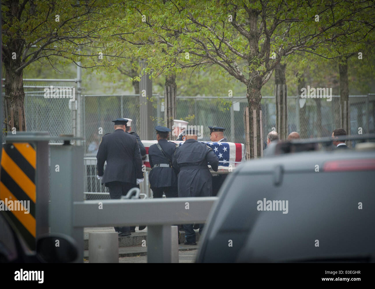 Manhattan, New York, Stati Uniti d'America. Il 10 maggio, 2014. Vigili del fuoco carry flag drappeggiati 9/11 rimane non identificato per la OCME repository in sito del World Trade Center, Sabato, Maggio, 10, 2014. Credito: Bryan Smith/ZUMAPRESS.com/Alamy Live News Foto Stock