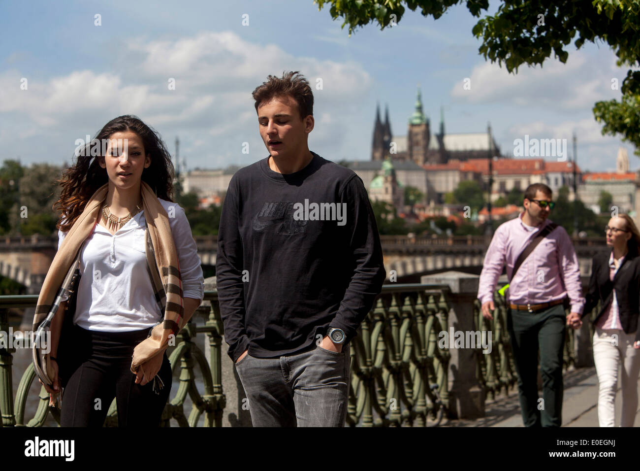 Turisti passeggiata lungo il fiume, sullo sfondo del Castello di Praga Foto Stock