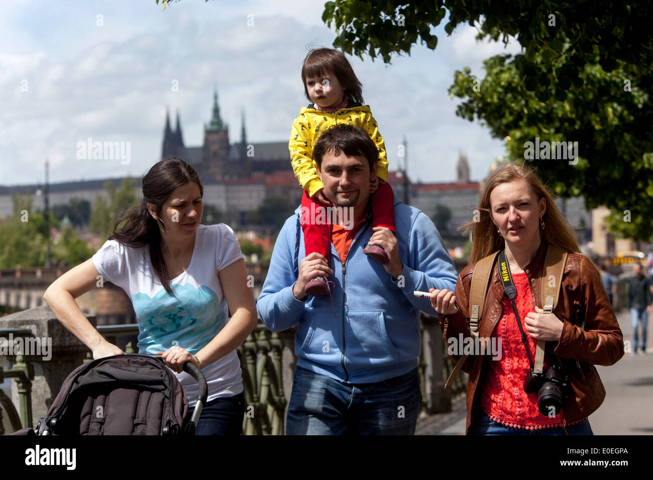 La gente cammina, nel retro si trova il Castello di Praga, Repubblica Ceca Foto Stock