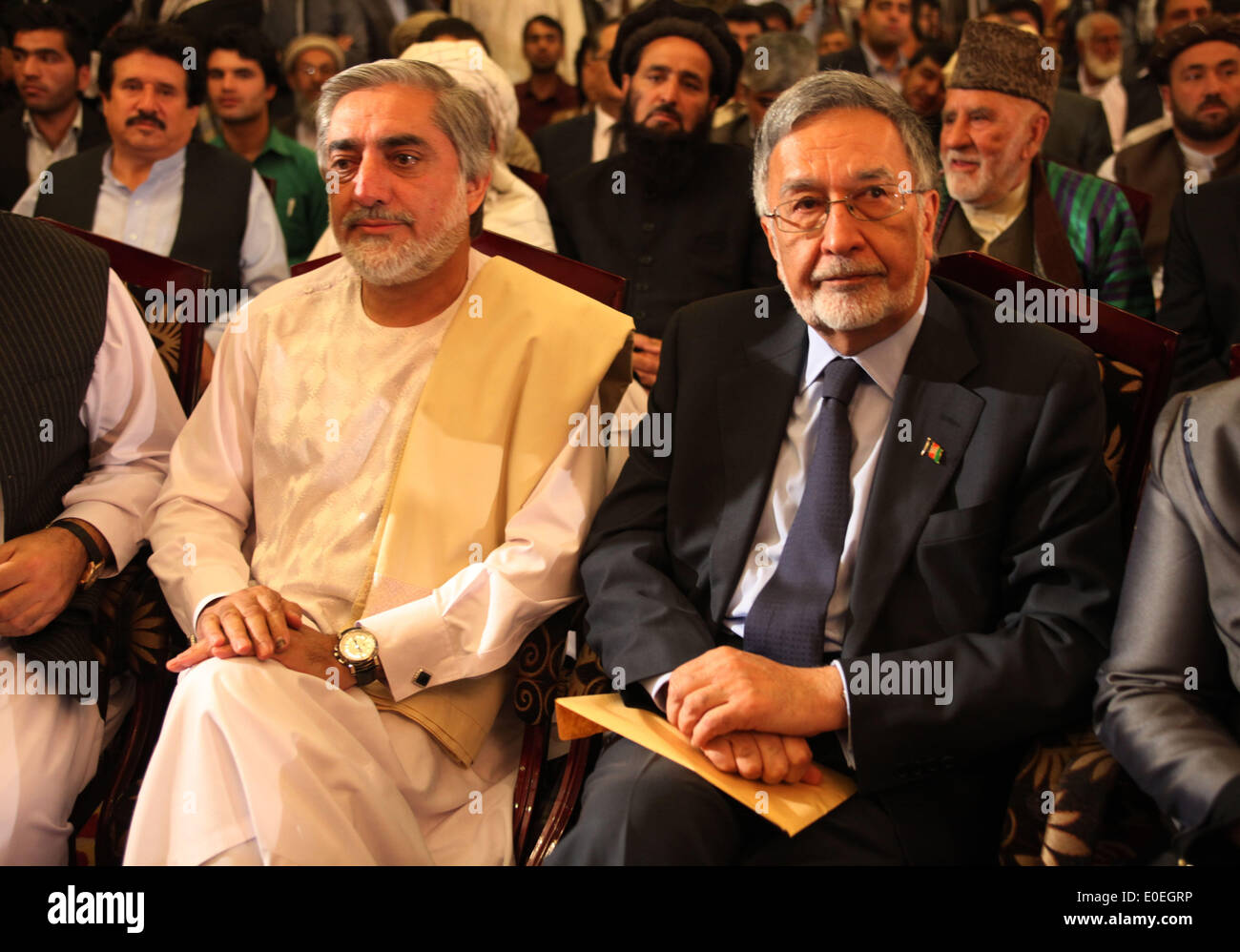 A Kabul, Afghanistan. 11 Maggio, 2014. Afghan candidati presidenziali Zalmai Rassoul (R) e Abdullah Abdullah partecipare ad una conferenza stampa congiunta a Kabul, Afghanistan, 11 maggio 2014. Afghan candidato presidenziale Dr. Zalmai Rassoul che hanno garantito la terza posizione in gara dopo il conteggio dei voti ha annunciato il suo sostegno al candidato leader Dr. Abdullah Abdullah domenica. Credito: Ahmad Massoud/Xinhua/Alamy Live News Foto Stock