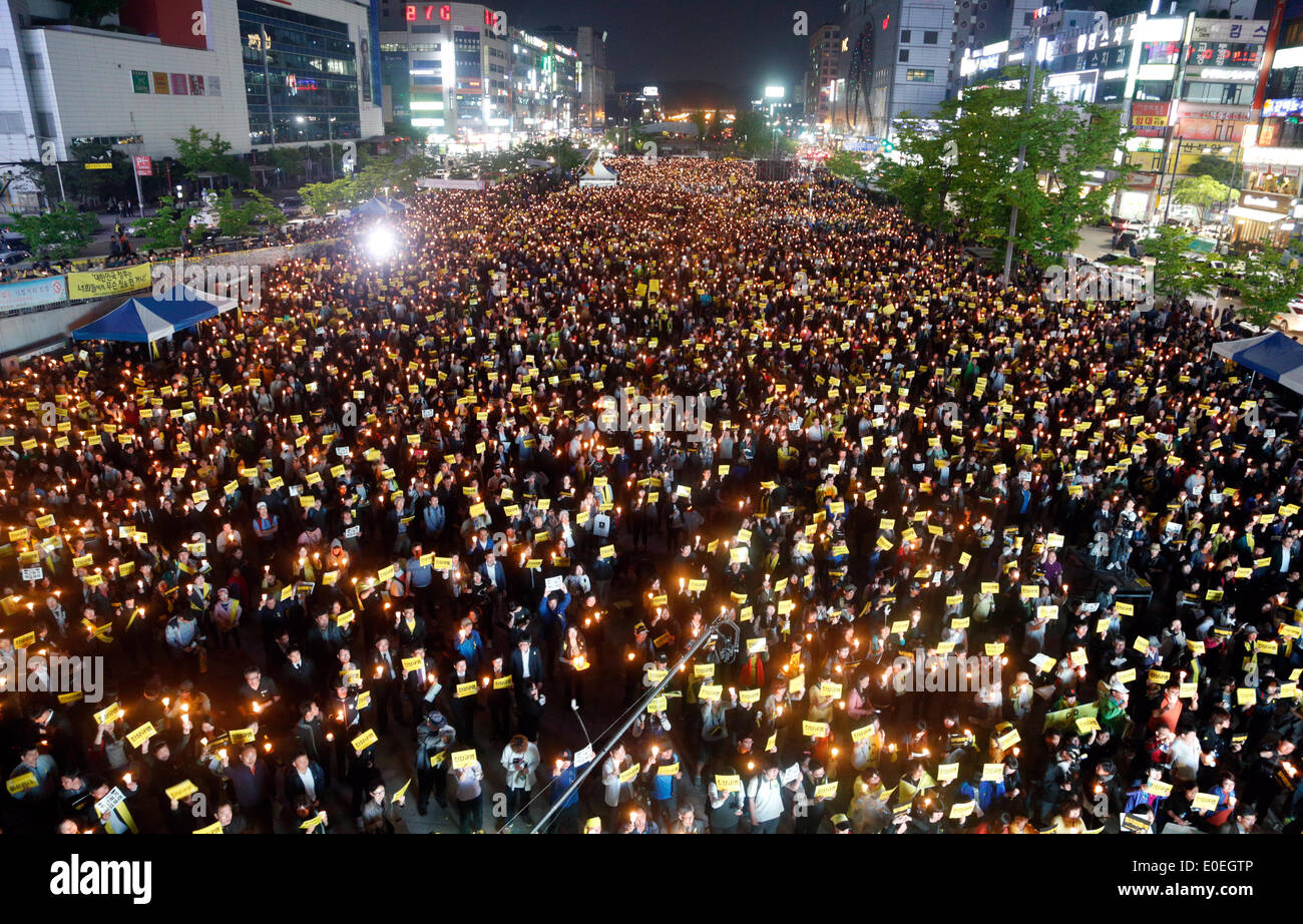Ansan, Corea del Sud. Il 10 maggio 2014. I partecipanti Tenere candele durante una manifestazione contro i quali insistono, lax risposta del Presidente Parco-geun hye il governo dopo il traghetto Sewol è stata affondata nelle acque al largo del sud-ovest di isola Jindo on April 16, 2014, a plaza, Ansan, Corea del Sud, di sabato 10 maggio, 2014. Circa 13.000 persone hanno partecipato al rally per chiedere le dimissioni del Presidente Parco e di cordoglio per le vittime della tragedia, secondo i media locali. Foto Stock