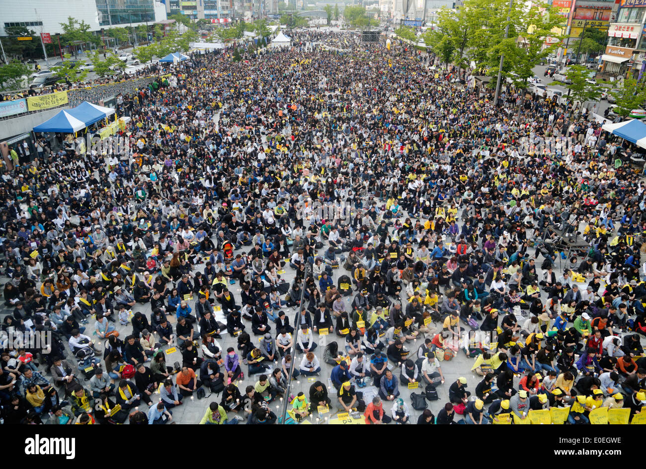Ansan, Corea del Sud. Il 10 maggio 2014. Le persone che frequentano un rally contro ciò che esse insistono, lax risposta del Presidente Parco-geun hye il governo dopo il traghetto Sewol è stata affondata nelle acque al largo del sud-ovest di isola Jindo on April 16, 2014, a plaza, Ansan, Corea del Sud, di sabato 10 maggio, 2014. Circa 13.000 persone hanno partecipato al rally per chiedere le dimissioni del Presidente Parco e di cordoglio per le vittime della tragedia, secondo i media locali. Foto Stock