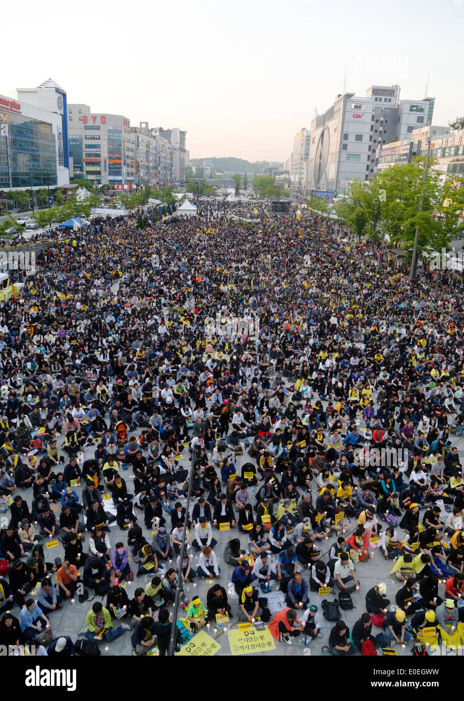 Ansan, Corea del Sud. Il 10 maggio 2014. Le persone che frequentano un rally contro ciò che esse insistono, lax risposta del Presidente Parco-geun hye il governo dopo il traghetto Sewol è stata affondata nelle acque al largo del sud-ovest di isola Jindo on April 16, 2014, a plaza, Ansan, Corea del Sud, di sabato 10 maggio, 2014. Circa 13.000 persone hanno partecipato al rally per chiedere le dimissioni del Presidente Parco e di cordoglio per le vittime della tragedia, secondo i media locali. Foto Stock