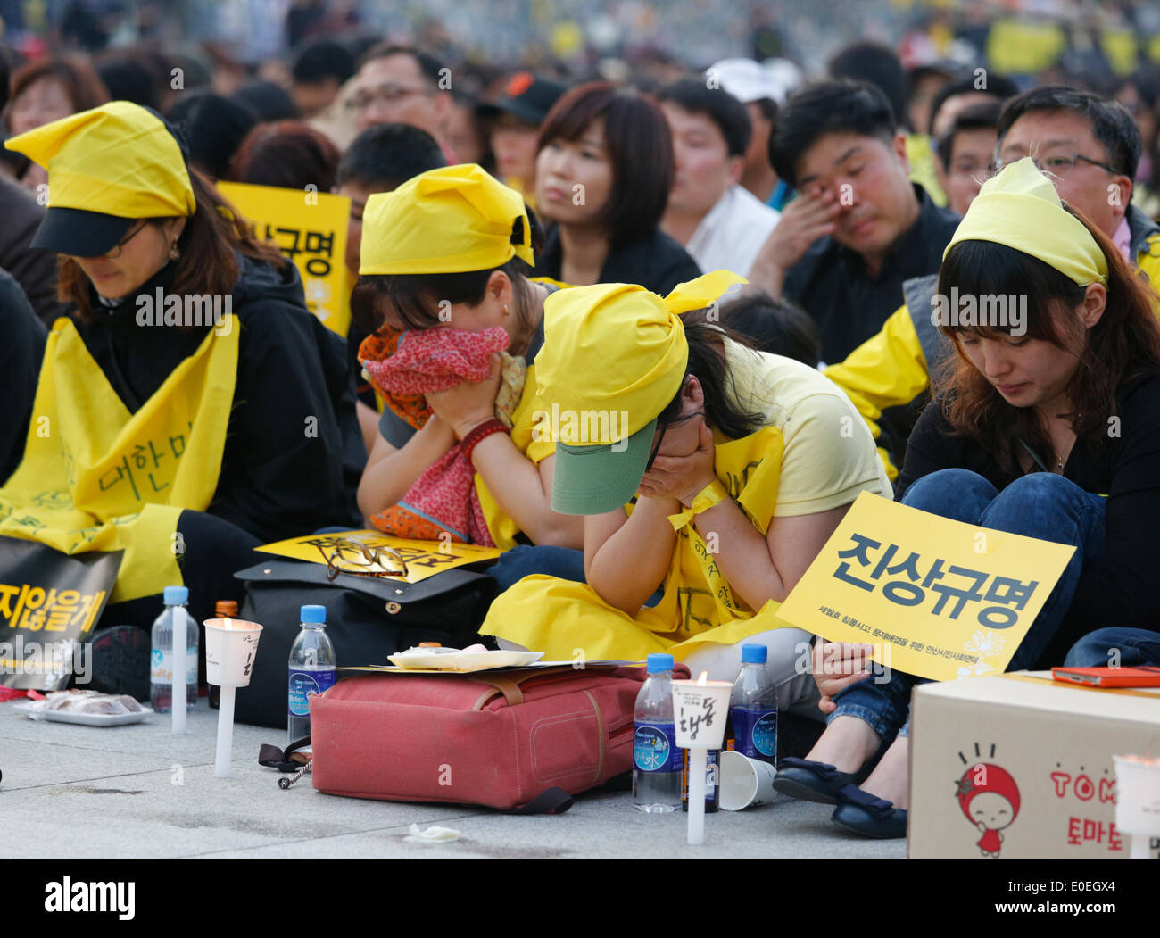 Ansan, Corea del Sud. Il 10 maggio 2014. I partecipanti piangere durante un rally contro ciò che esse insistono, lax risposta del Presidente Parco-geun hye il governo dopo il traghetto Sewol è stata affondata nelle acque al largo del sud-ovest di isola Jindo on April 16, 2014, a plaza, Ansan, Corea del Sud, di sabato 10 maggio, 2014. Circa 13.000 persone hanno partecipato al rally per chiedere le dimissioni del Presidente Parco e di cordoglio per le vittime della tragedia, secondo i media locali. Foto Stock