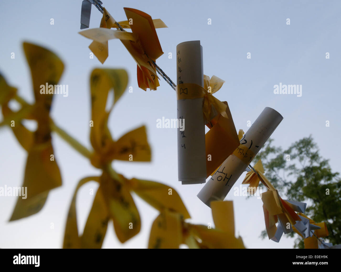 Ansan, Corea del Sud. Il 10 maggio 2014. Nastri e lettere che la gente ha scritto per le vittime del traghetto Sewol, sono visti mentre i partecipanti erano in possesso di un rally contro ciò che esse insistono, lax risposta del Presidente Parco-geun hye il governo dopo il traghetto Sewol è stata affondata nelle acque al largo del sud-ovest di isola Jindo on April 16, 2014, a plaza, Ansan, Corea del Sud, di sabato 10 maggio, 2014. Circa 13.000 persone hanno partecipato al rally per chiedere le dimissioni del Presidente Parco e di cordoglio per le vittime della tragedia, secondo i media locali. Foto Stock