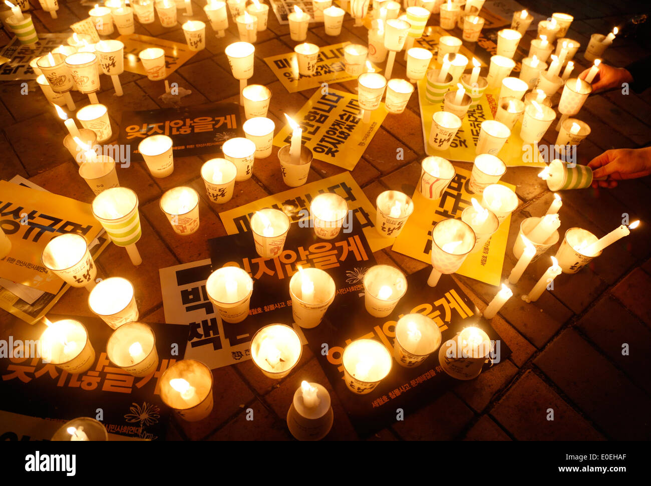 Ansan, Corea del Sud. Il 10 maggio 2014. I partecipanti mettono candele insieme durante una manifestazione contro i quali insistono, lax risposta del Presidente Parco-geun hye il governo dopo il traghetto Sewol è stata affondata nelle acque al largo del sud-ovest di isola Jindo on April 16, 2014, a plaza, Ansan, Corea del Sud, di sabato 10 maggio, 2014. Circa 13.000 persone hanno partecipato al rally per chiedere le dimissioni del Presidente Parco e di cordoglio per le vittime della tragedia, secondo i media locali. Foto Stock