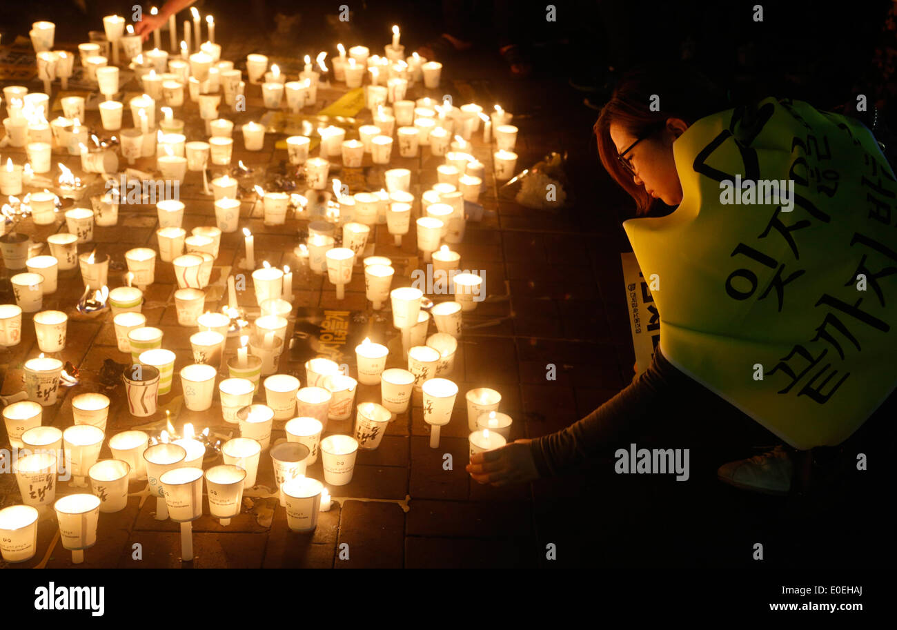 Ansan, Corea del Sud. Il 10 maggio 2014. I partecipanti mettono candele insieme durante una manifestazione contro i quali insistono, lax risposta del Presidente Parco-geun hye il governo dopo il traghetto Sewol è stata affondata nelle acque al largo del sud-ovest di isola Jindo on April 16, 2014, a plaza, Ansan, Corea del Sud, di sabato 10 maggio, 2014. Circa 13.000 persone hanno partecipato al rally per chiedere le dimissioni del Presidente Parco e di cordoglio per le vittime della tragedia, secondo i media locali. Foto Stock