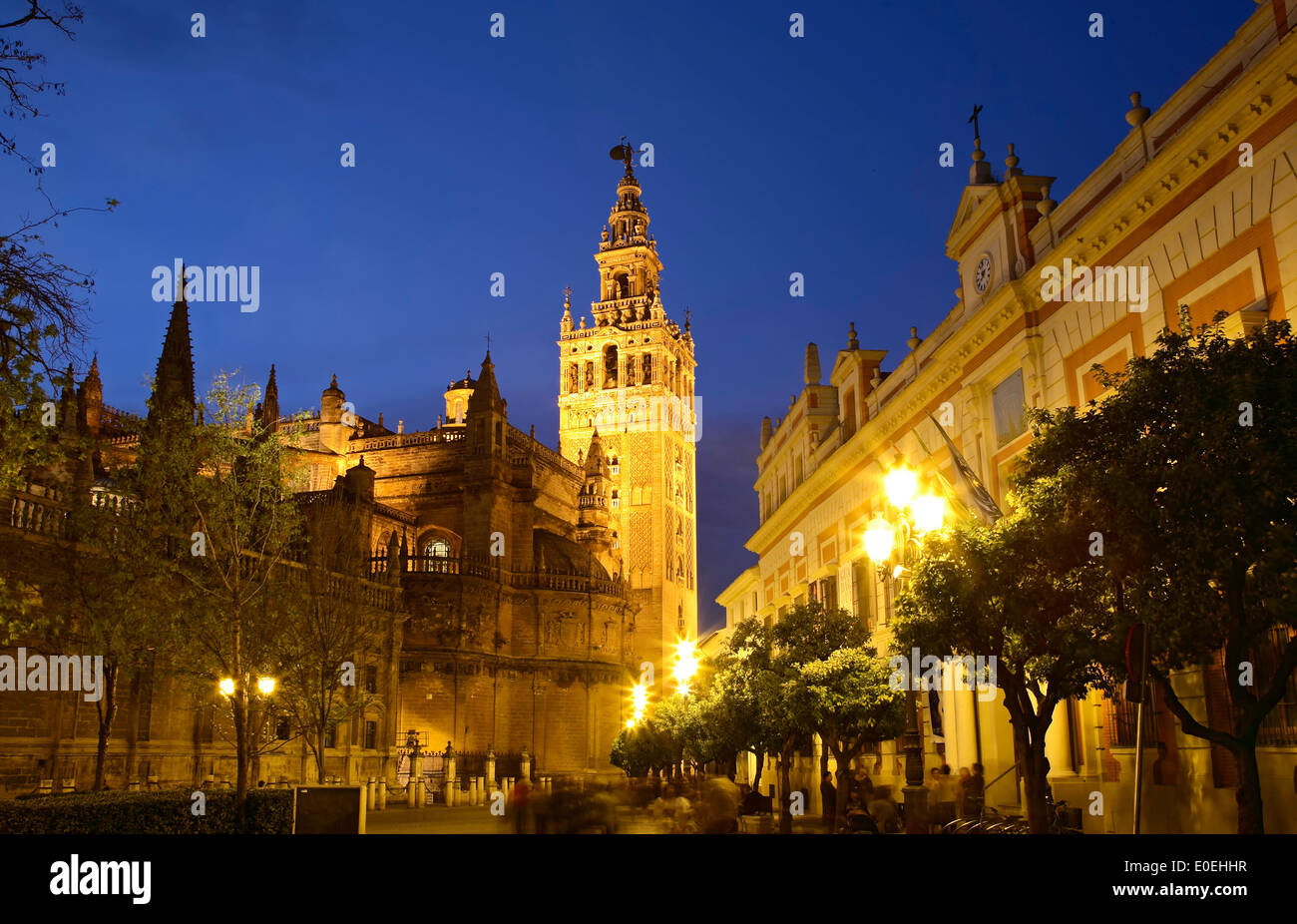 La torre Giralda al crepuscolo, Siviglia, Spagna Foto Stock