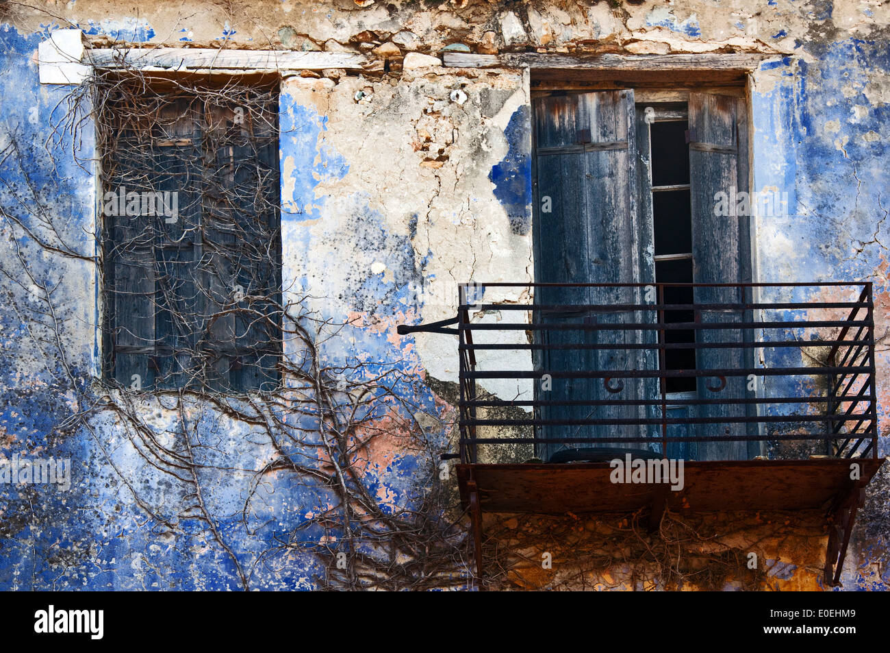Vecchio e stagionato davanti casa con balcone (Pelion Peninsula, Tessaglia, Grecia) Foto Stock