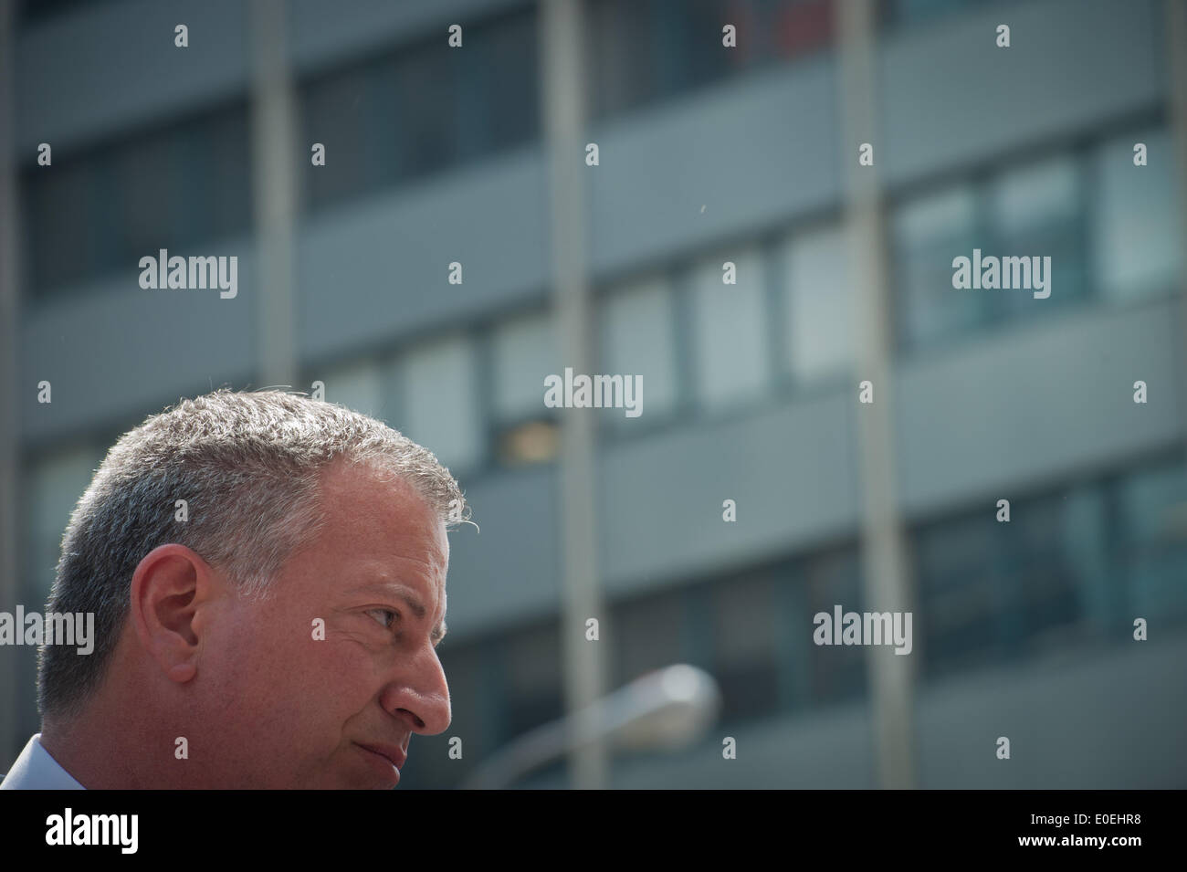 Manhattan, New York, Stati Uniti d'America. Il 10 maggio, 2014. Sindaco di BILL DE BLASIO guarda come frequenta una veglia per la mancanza della scuola nigeriano le ragazze al di fuori del Consolato generale della Nigeria, Sabato, Maggio, 10, 2014. Credito: Bryan Smith/ZUMAPRESS.com/Alamy Live News Foto Stock