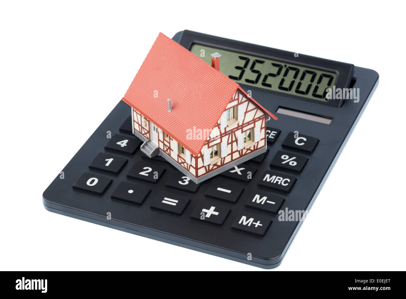 Casa di abitazione su una calcolatrice tascabile, foto simbolico per l'acquisto della casa, costi e risparmio, Wohnhaus auf einem Taschenrechner, S Foto Stock
