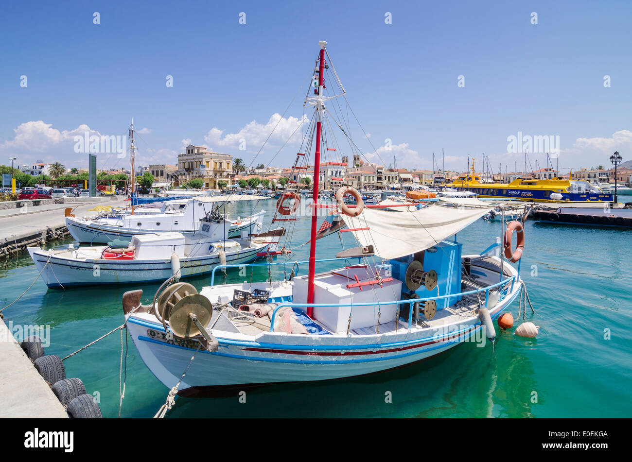 Ormeggiate barche da pesca a Aegina porto cittadino, Aegina Island, Grecia Foto Stock