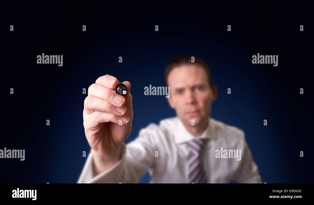 Imprenditore scrittura, disegno sullo schermo Foto Stock