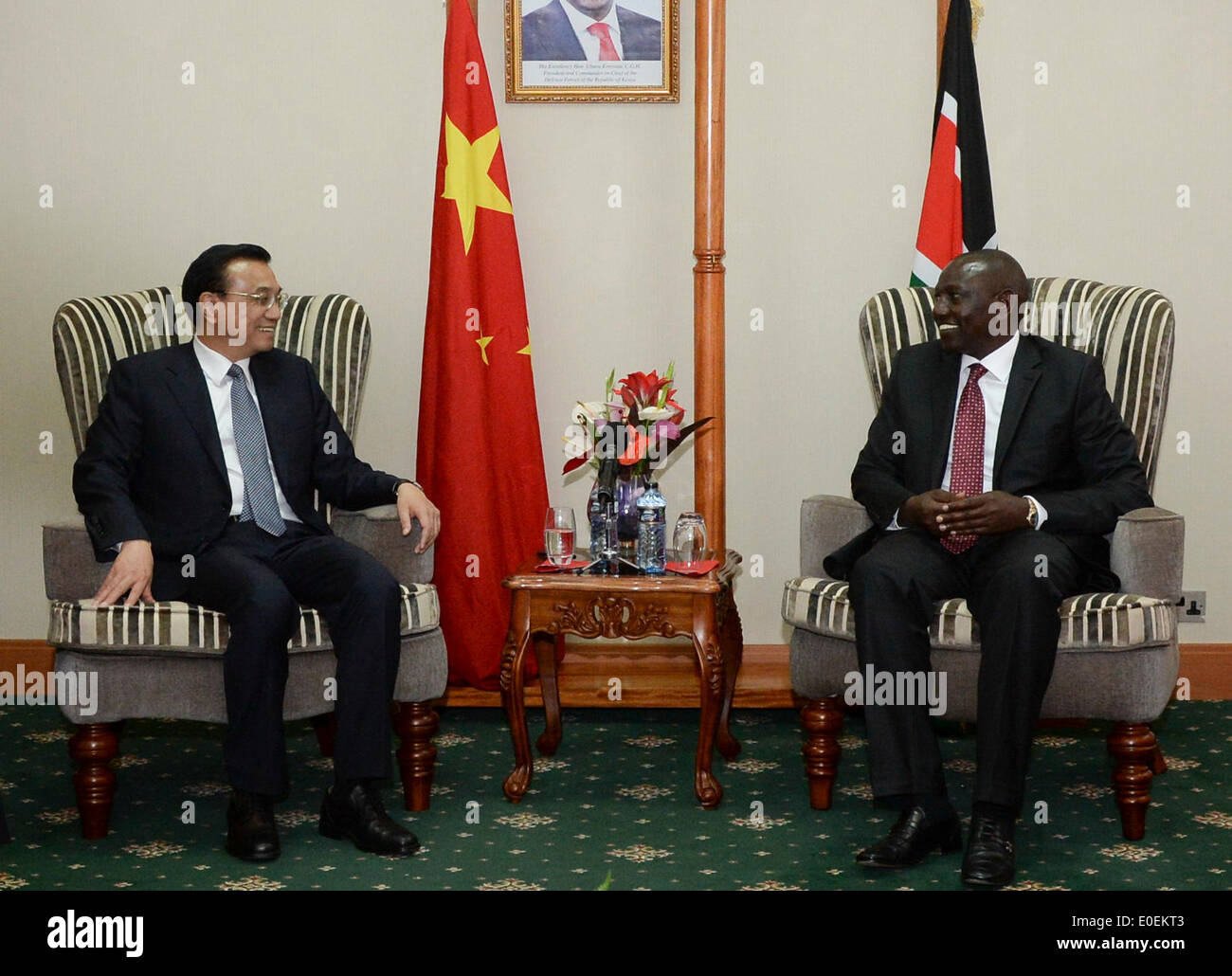 Nairobi, in Kenya. 11 Maggio, 2014. Il premier cinese LI Keqiang (L) soddisfa con keniota Vice presidente William Ruto a Nairobi, in Kenya, il 11 maggio 2014. Credito: Li Xueren/Xinhua/Alamy Live News Foto Stock