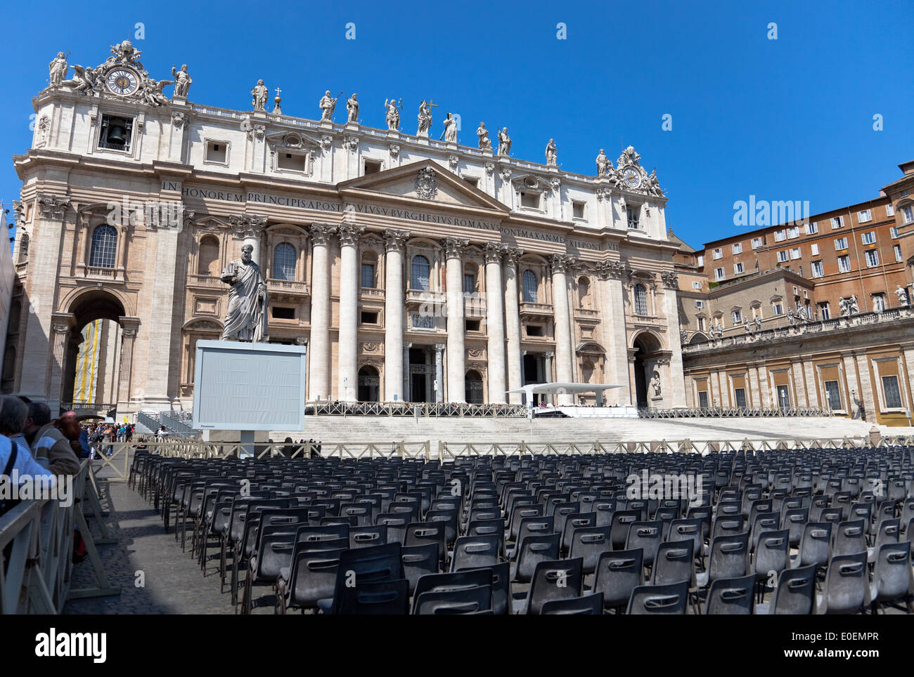 Sesselreihen auf dem Petersplatz, Vatikan - Linea di sedie sulla piazza di San Pietro e Città del Vaticano Foto Stock