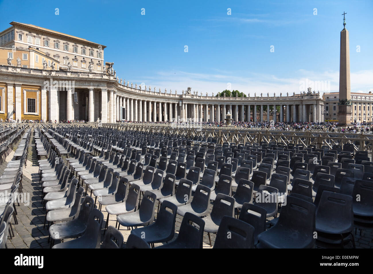 Sesselreihen auf dem Petersplatz, Vatikan - Linea di sedie sulla piazza di San Pietro e Città del Vaticano Foto Stock
