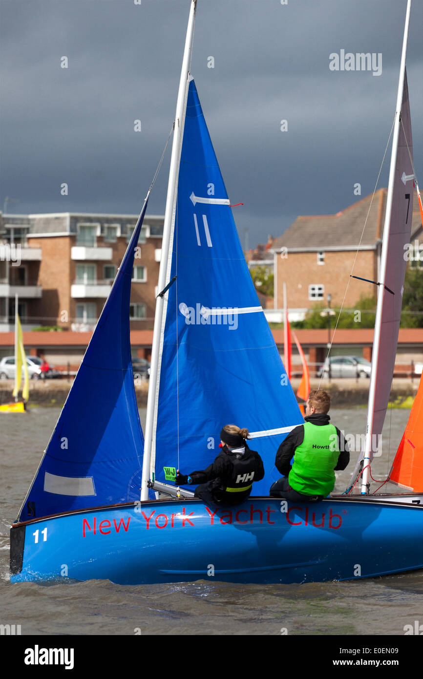 West Kirby, Liverpool, Regno Unito. 11 maggio 2014. 'New York Yacht Club' presso il British Open Team Racing Campionati Trophy 2014. Barca a vela di Premier League " Il Trofeo Wilson' 200 Olympic-class marinai competere annualmente su Kirby's anfiteatro marino in uno del mondo eventi preferiti dove migliaia di spettatori seguono 300 breve, sharp delirante gare in tre squadre di barca spintoni sulla marina di guadagnare il prestigioso titolo: "Wilson campione del Trofeo." Credito: Cernan Elias/Alamy Live News Foto Stock