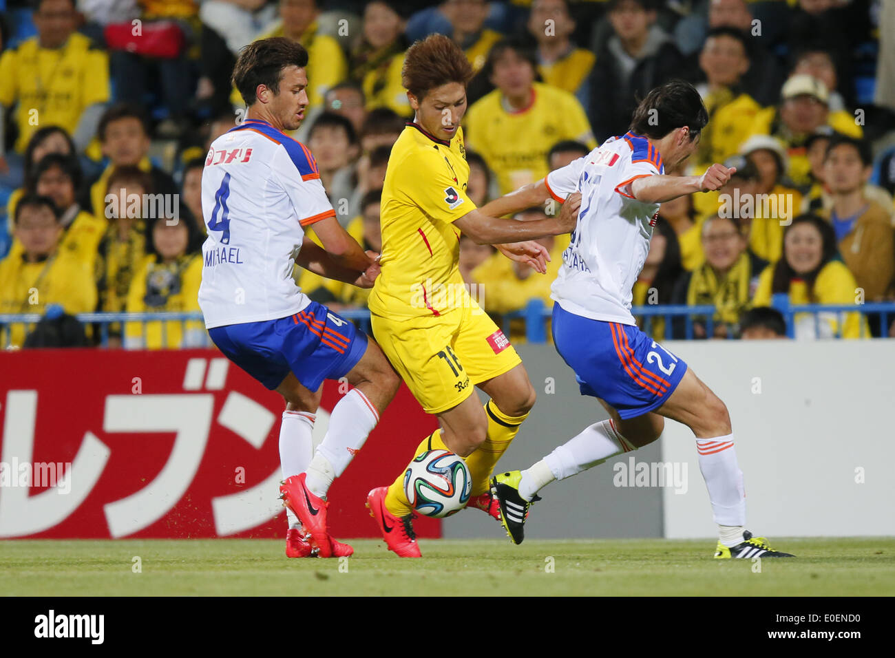 Hitachi Kashiwa Stadium, Chiba, Giappone. Il 10 maggio, 2014. (L-R) Michael James Fitzgerald (Albirex), Junya Tanaka (Reysol), Ken Matsubara (Albirex), 10 maggio 2014 - Calcio /Soccer : 2014 J.League Division 1 corrispondenza tra Kashiwa Reysol - Niigata Albirex presso Hitachi Kashiwa Stadium, Chiba, Giappone. Credito: AFLO SPORT/Alamy Live News Foto Stock