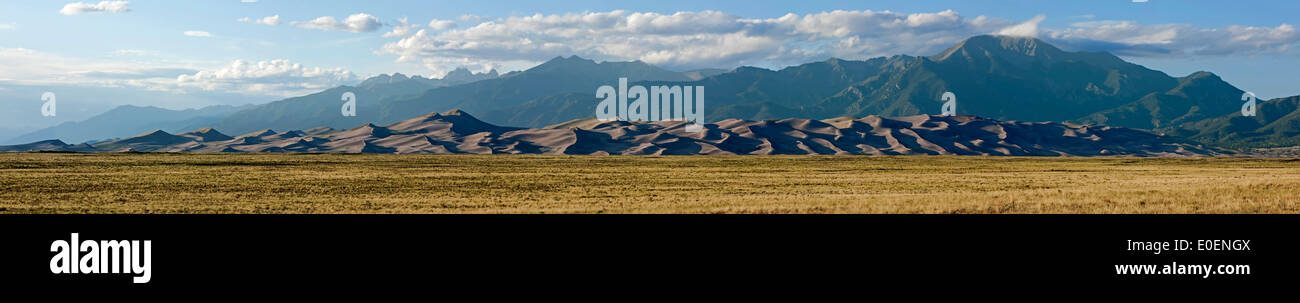 Panorama di erba, dune e Sangre de Cristo Mountains, Grande dune sabbiose del Parco Nazionale e preservare, Colorado, STATI UNITI D'AMERICA Foto Stock