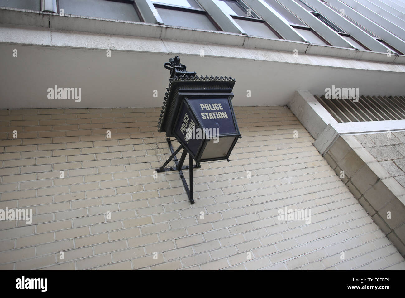 Un tradizionale blu della stazione di polizia di segno della lampada, Londra, Inghilterra, Regno Unito. Foto Stock
