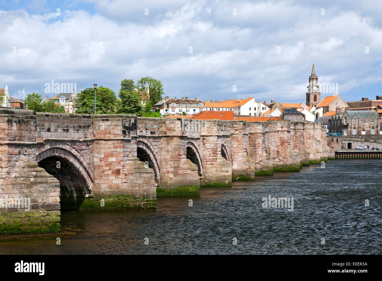 Città, Ponte Vecchio e il fiume Tweed, Berwick-upon-Tweed, England, Regno Unito Foto Stock