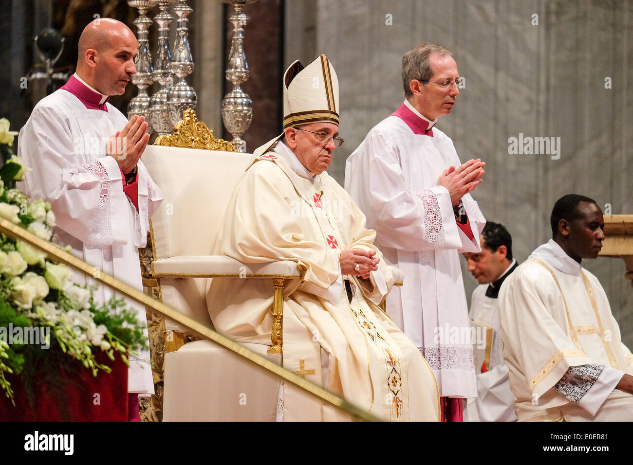 Città del Vaticano papa Francesco - l ordinazione di 13 nuovi sacerdoti nella Basilica di San Pietro , 11 maggio 2014 Foto Stock