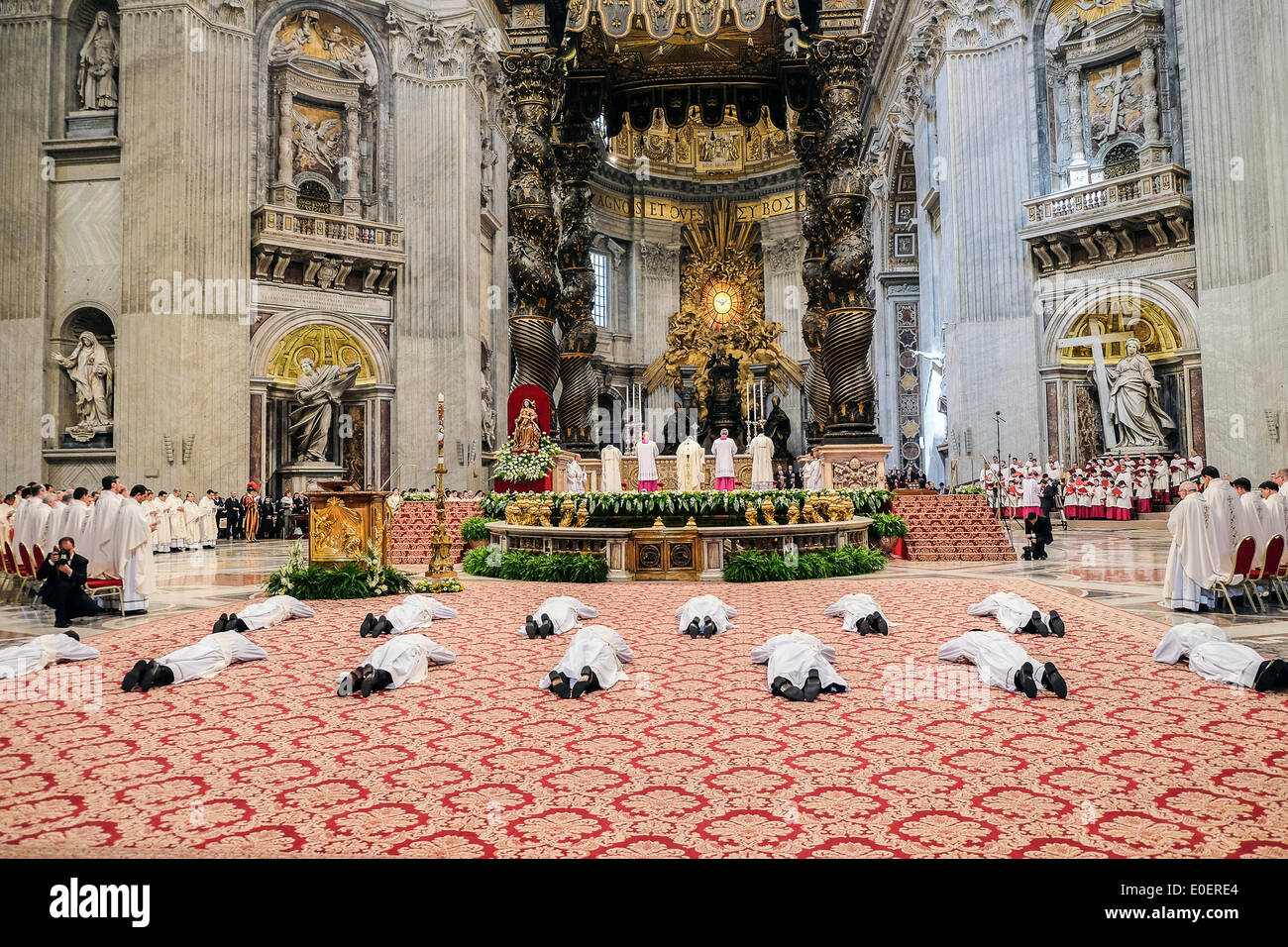 Città del Vaticano papa Francesco - l ordinazione di 13 nuovi sacerdoti nella Basilica di San Pietro , 11 maggio 2014 Foto Stock