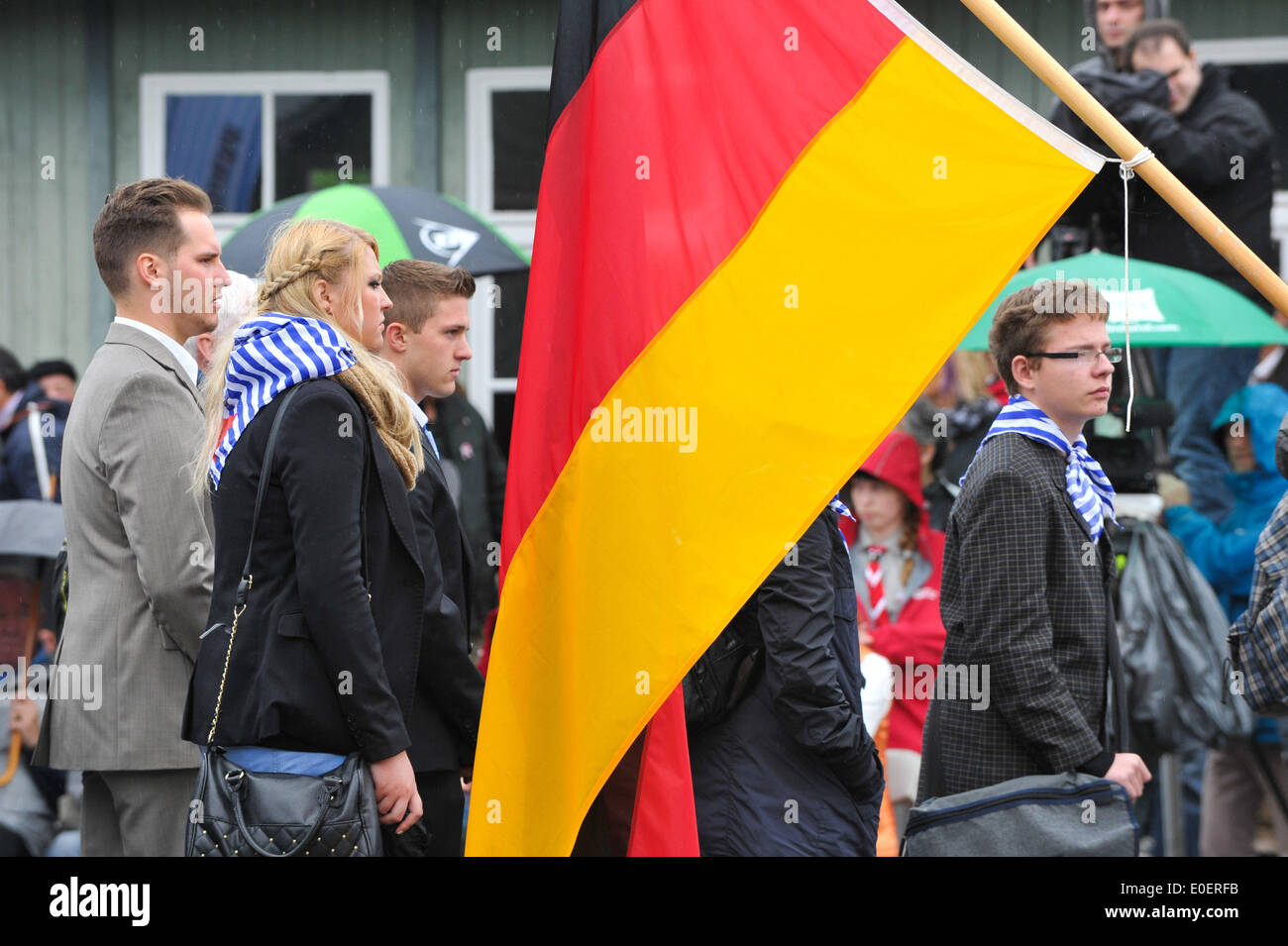 Vienna. 11 Maggio, 2014. Una fila di tedeschi rendono omaggio nel corso di una cerimonia che segna il 69º anniversario di Mauthausen Campo di Concentramento di liberazione in Austria Superiore, 11 maggio 2014. Il Mauthausen Campo di concentramento fu la prima del suo genere stabilito in un paese straniero dalla Germania nazista. È stato uno dei più famigerati Campi nel campo di concentramento nazista sistema. Credito: Qian Yi/Xinhua/Alamy Live News Foto Stock