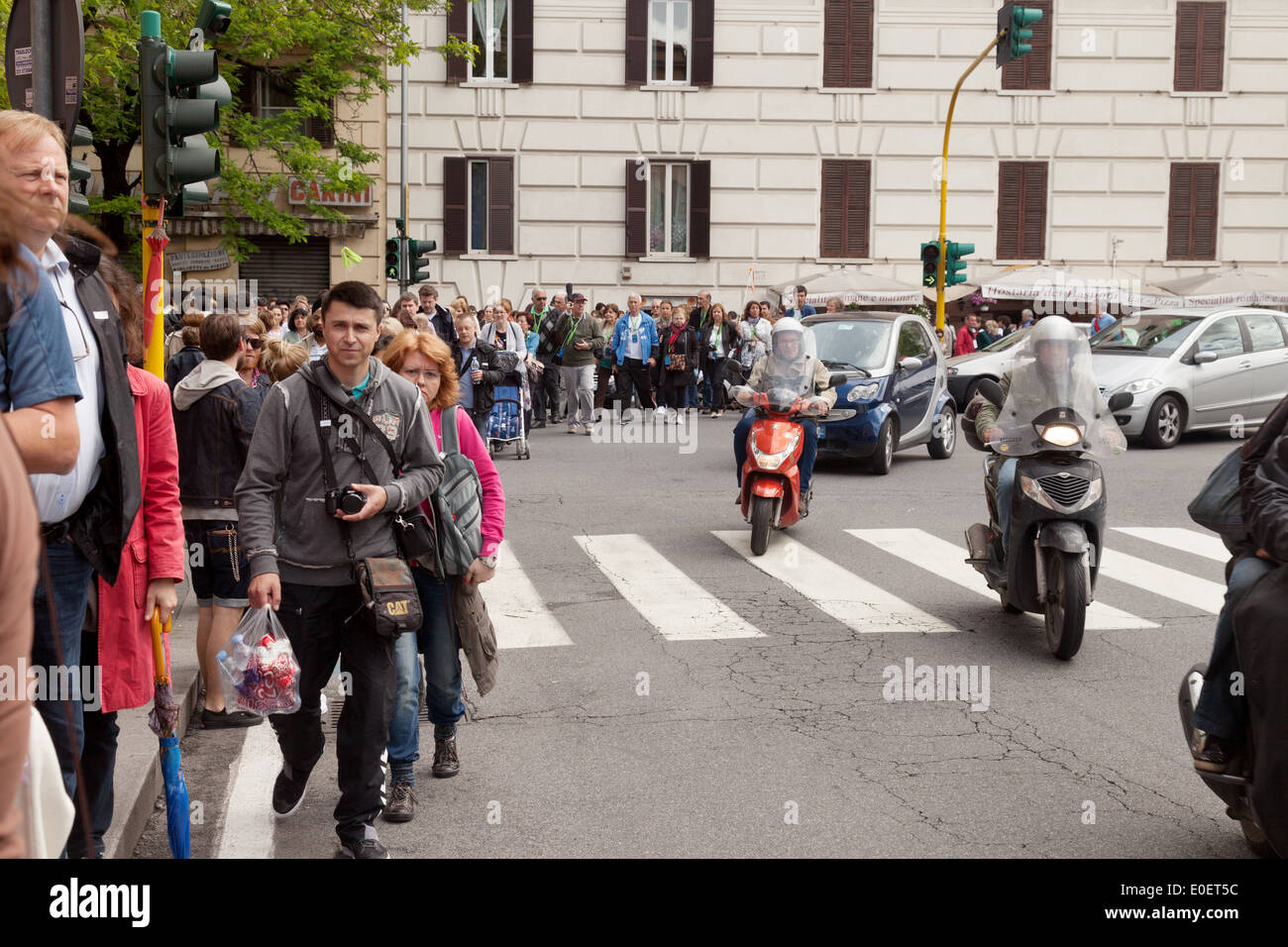 La folla per le strade e il traffico, Roma, Italia Europa Foto Stock