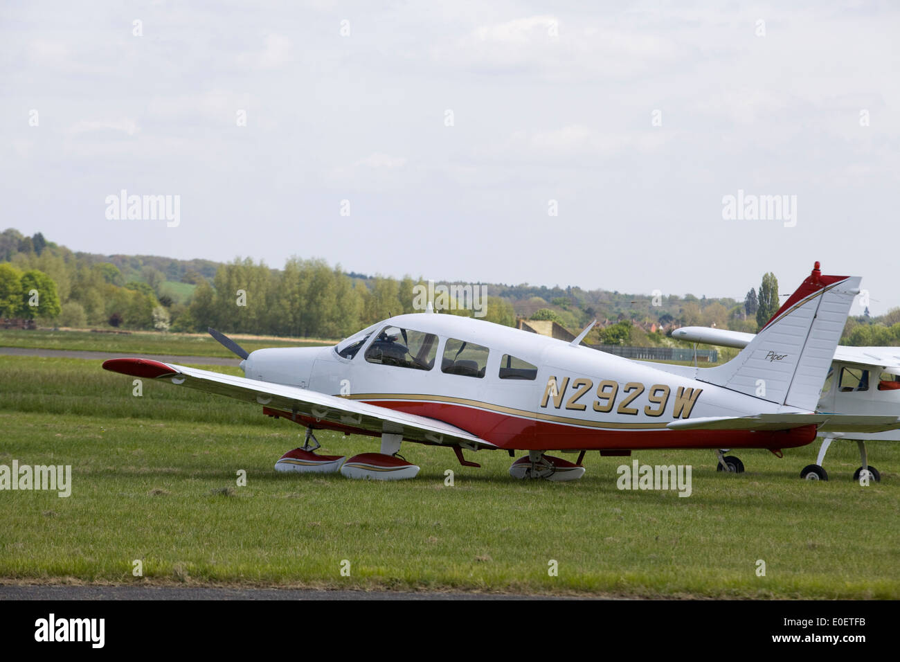 Piper ala fissa piano Single-Engine parcheggiato nel campo Foto Stock