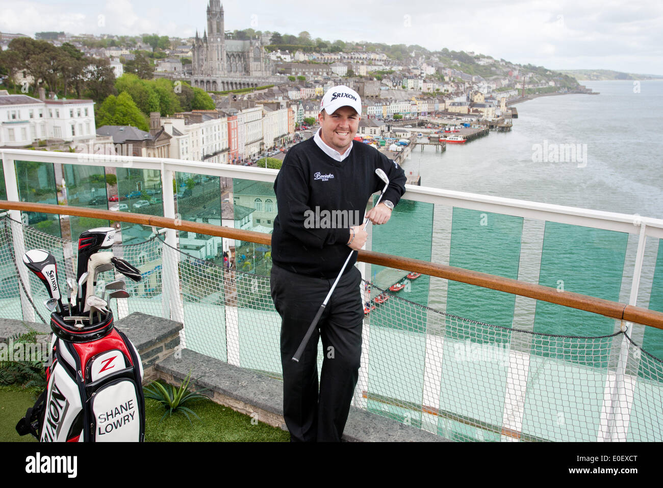 Porto di Cobh, nella contea di Cork, Irlanda. 11 Maggio, 2014. Touring professional golfer - Shane Lowry (Irlanda) l'Irish Open campione in carica pone sulla nave da crociera la brillantezza dei mari, mentre ormeggiata nel porto di Cobh. Credito: Motofoto/Alamy Live News Foto Stock