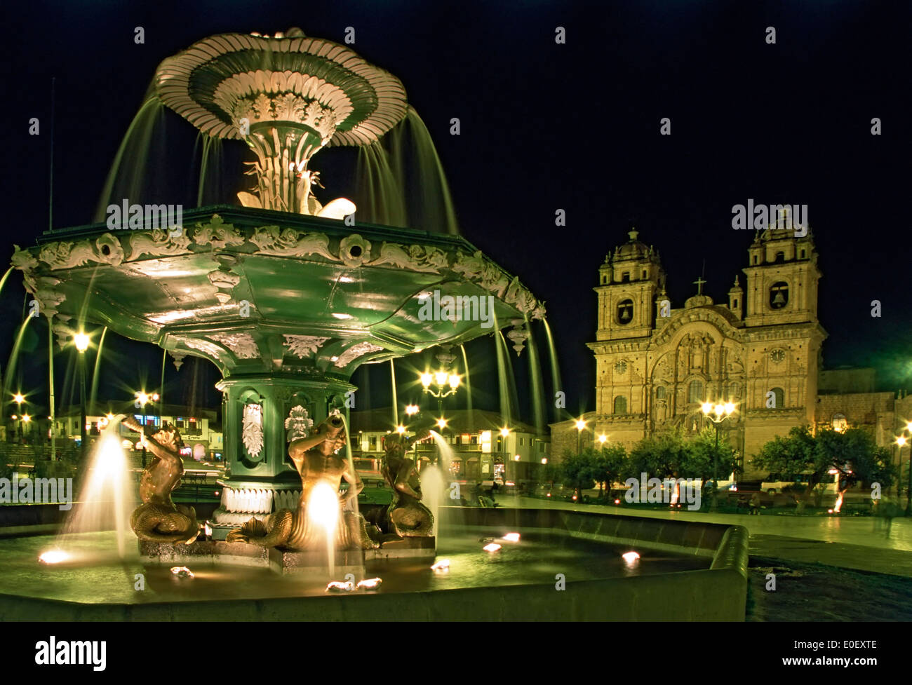 Fontana e La Compania de Jesus (la Compagnia di Gesù) Chiesa, Plaza de Armas, Cuzco, Perù Foto Stock