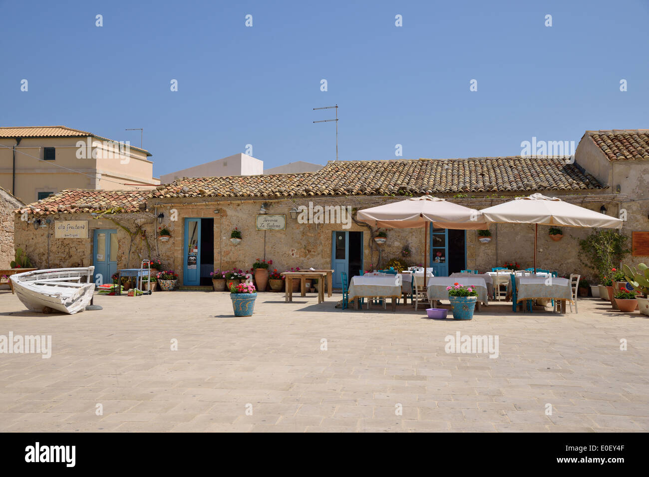 Taverna in Piazza Regina Margherita, la Piazza Centrale, Marzamemi, Provincia di Siracusa, Sicilia, Italia Foto Stock