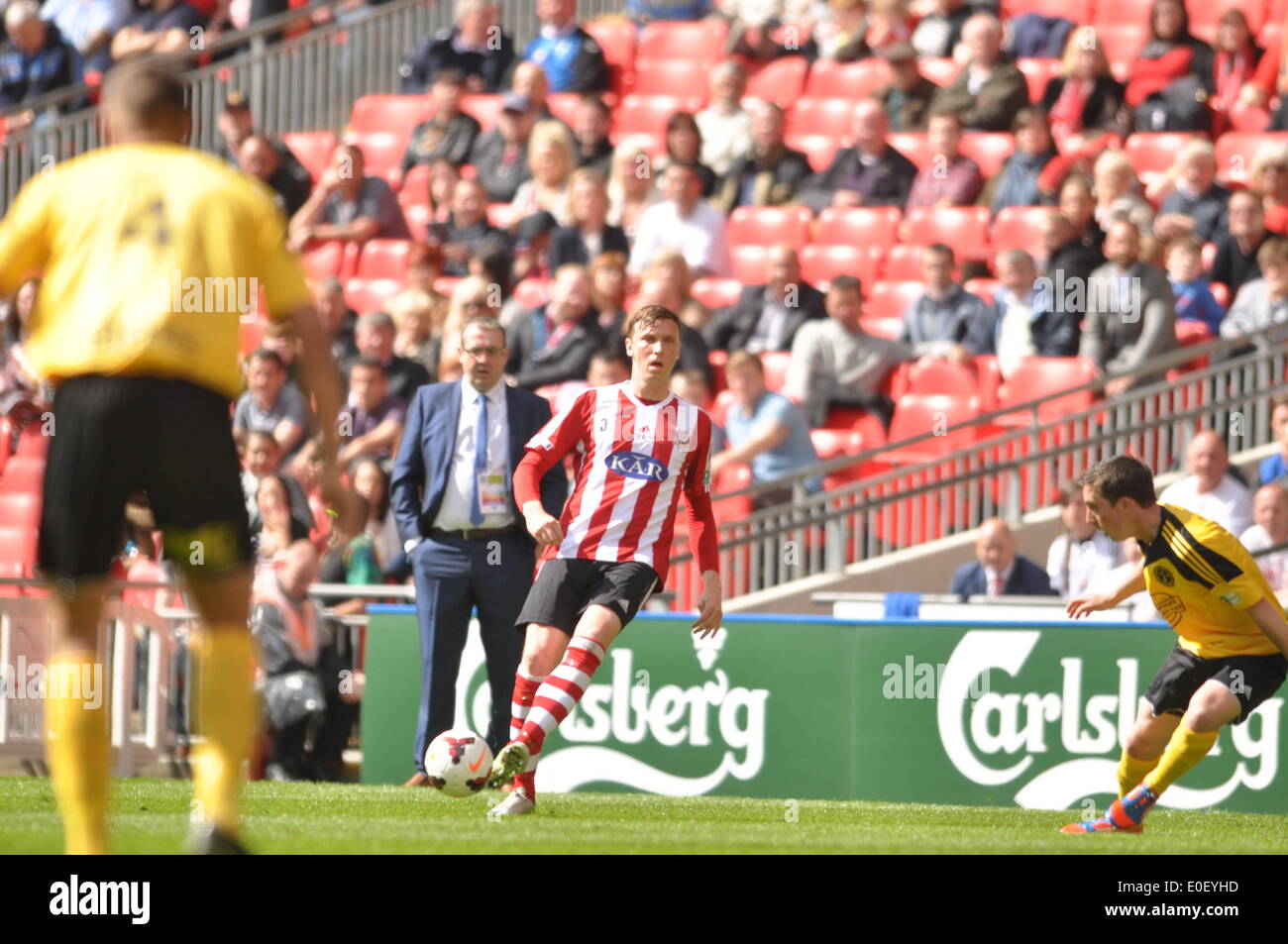 Londra, Regno Unito. Il 10 maggio, 2014. Mike pannolino di Sholing Town FC distribuendo la sfera durante la FA Vase Final 2014. Giocando contro il West Auckland Town FC, South Coast basato Sholing ran out meritato vincitori. Credito: Flashspix/Alamy Live News Foto Stock