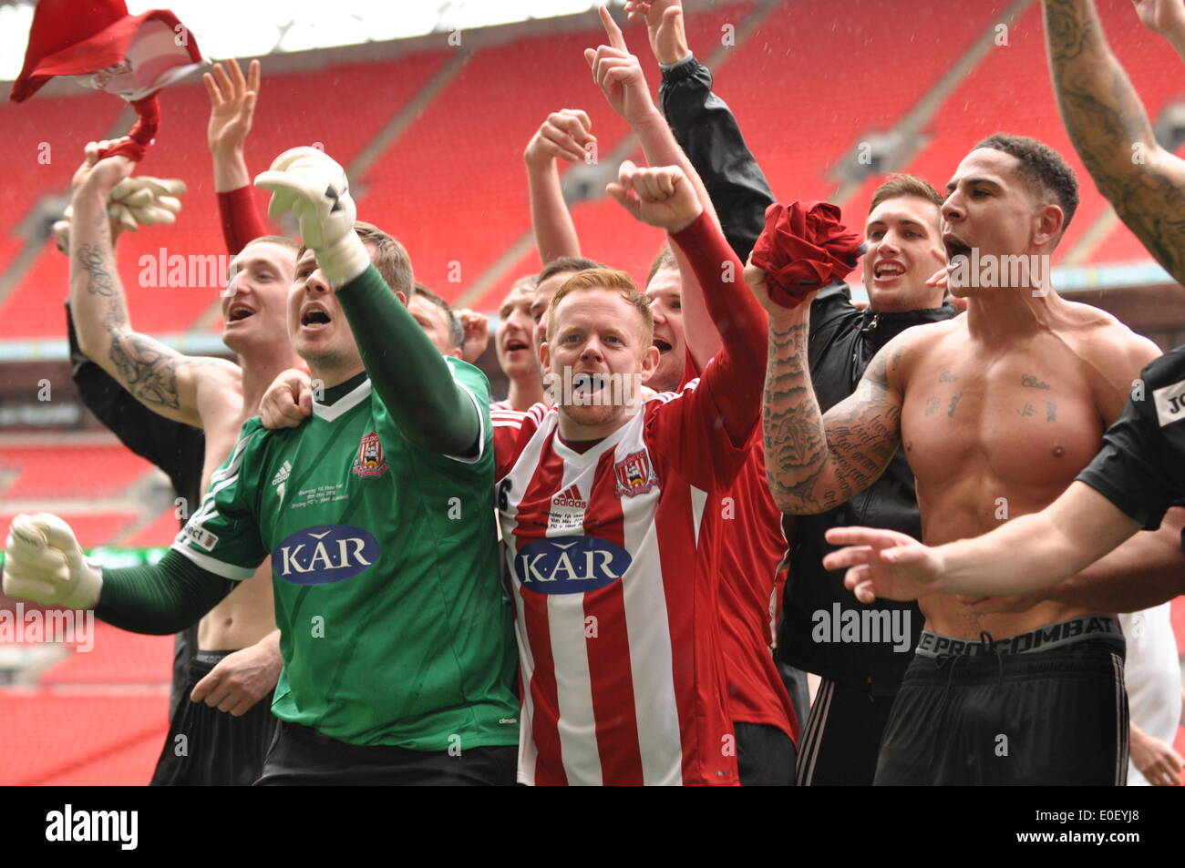 Londra, Regno Unito. Il 10 maggio, 2014. Sholing FC i giocatori e tifosi festeggiare la conquista del 2014 fa un vaso a Wembley, Londra, Regno Unito. Sholing fc sono basati in Hampshire e sono questo anno di campioni del Wessex Premier League giocato West Auckland Town FC che si basano nella Contea di Durham e finito quinto nella seconda più antica lega calcio nel mondo, in un avvincente finale, con Sholing FC prendendo l'onore del sollevamento del vaso fa a Wembley. Credito: Flashspix/Alamy Live News Foto Stock
