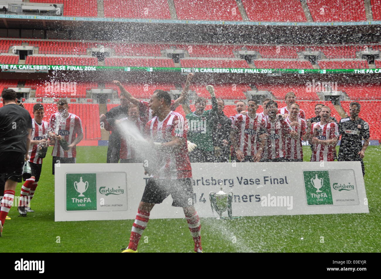 FA Vase vincitori 2014 Sholing FC i giocatori e tifosi festeggiare la conquista del 2014 fa un vaso a Wembley, Londra, Regno Unito. Sholing fc sono basati in Hampshire e sono questo anno di campioni del Wessex Premier League giocato West Auckland Town FC che si basano nella Contea di Durham e finito quinto nella seconda più antica lega calcio nel mondo, in un avvincente finale, con Sholing Town FC prendendo l'onore del sollevamento del vaso fa a Wembley. Credito: Flashspix/Alamy Live News Foto Stock