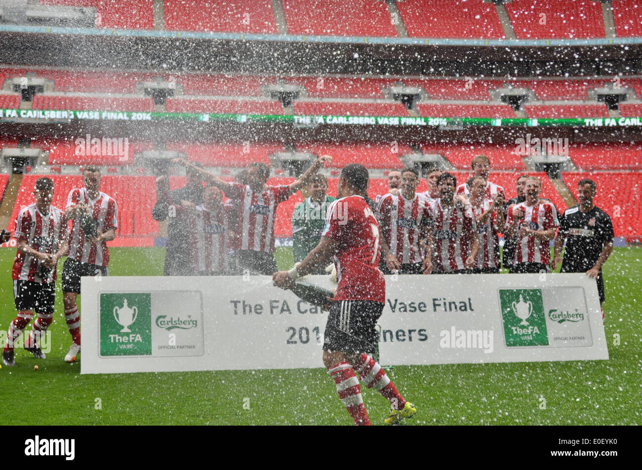 Londra, Regno Unito. Il 10 maggio, 2014. Sholing Town FC i giocatori e tifosi festeggiare la conquista del 2014 fa un vaso a Wembley, Londra, Regno Unito. Sholing Town fc sono basati in Hampshire e sono questo anno di campioni del Wessex Premier League giocato West Auckland Town FC che si basano nella Contea di Durham e finito quinto nella seconda più antica lega calcio nel mondo, in un avvincente finale, con Sholing Town FC prendendo l'onore del sollevamento del vaso fa a Wembley. Credito: Flashspix/Alamy Live News Foto Stock