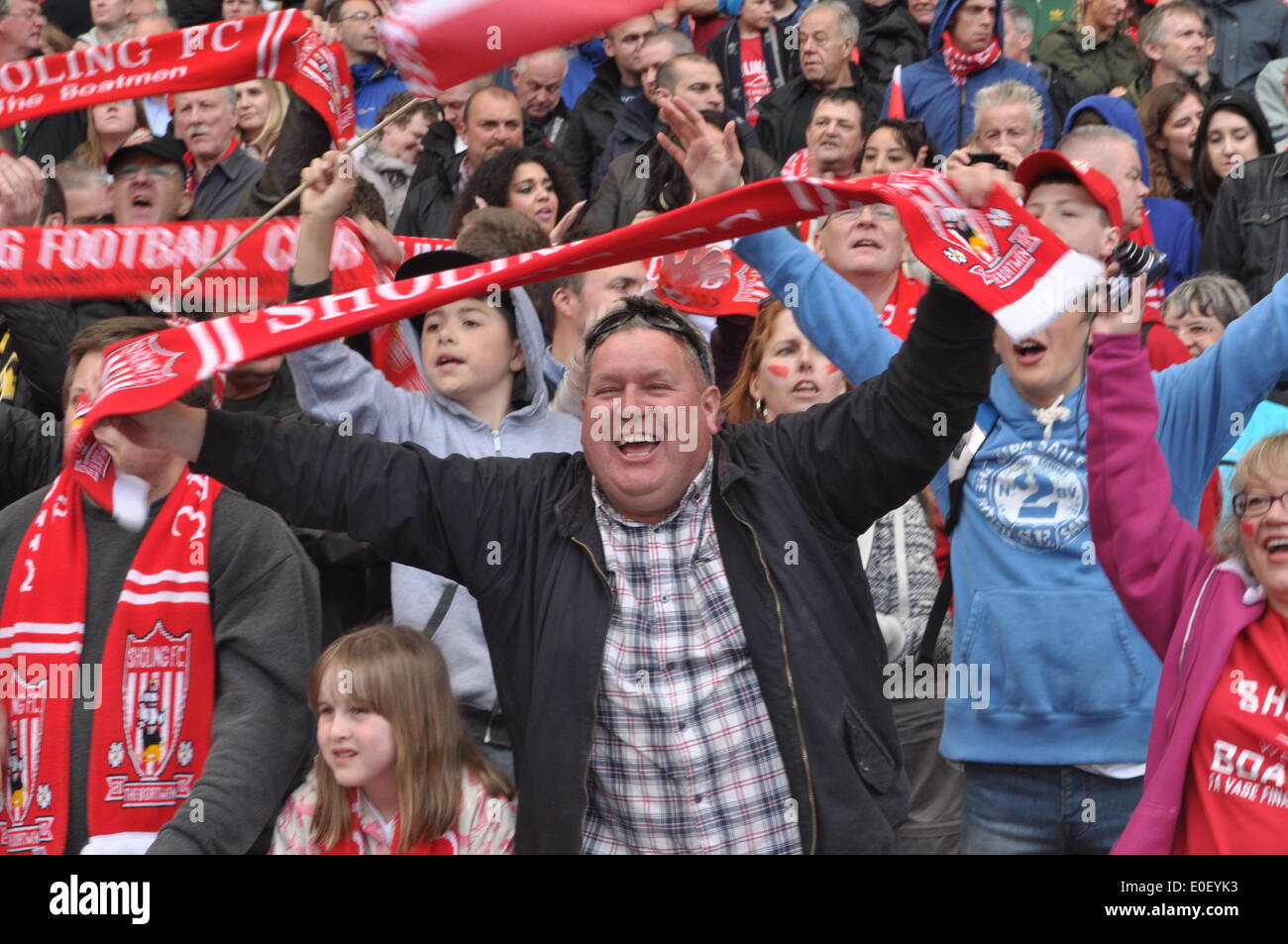 Londra, Regno Unito. Il 10 maggio, 2014. Sholing FC tifosi festeggiare la conquista del 2014 FA Vase allo Stadio di Wembley, Londra, Regno Unito. Sholing fc sono basati in Hampshire e questo anno di campioni del Wessex Premier League giocato West Auckland Town FC che si basano nella Contea di Durham e finito quinto nella seconda più antica lega calcio nel mondo, in un avvincente finale, con Sholing FC prendendo l'onore del sollevamento del vaso fa a Wembley. Credito: Flashspix/Alamy Live News Foto Stock