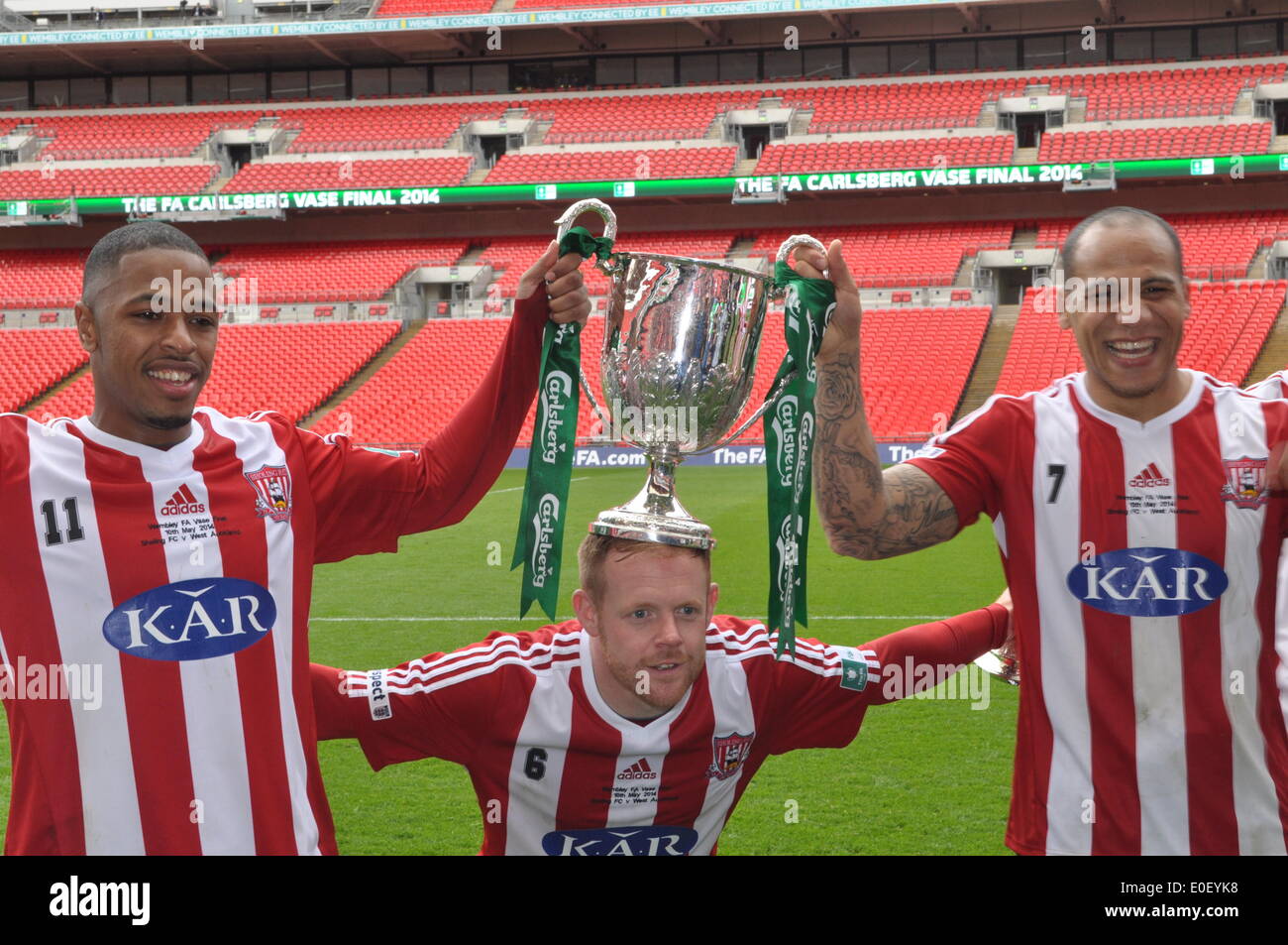 Londra, Regno Unito. Il 10 maggio, 2014. Sholing FC i giocatori e tifosi festeggiare la conquista del 2014 fa un vaso a Wembley, Londra, Regno Unito. Sholing Town fc sono basati in Hampshire e sono questo anno di campioni del Wessex Premier League giocato West Auckland Town FC che si basano nella Contea di Durham e finito quinto nella seconda più antica lega calcio nel mondo, in un avvincente finale, con Sholing Town FC prendendo l'onore del sollevamento del vaso fa a Wembley. Credito: Flashspix/Alamy Live News Foto Stock