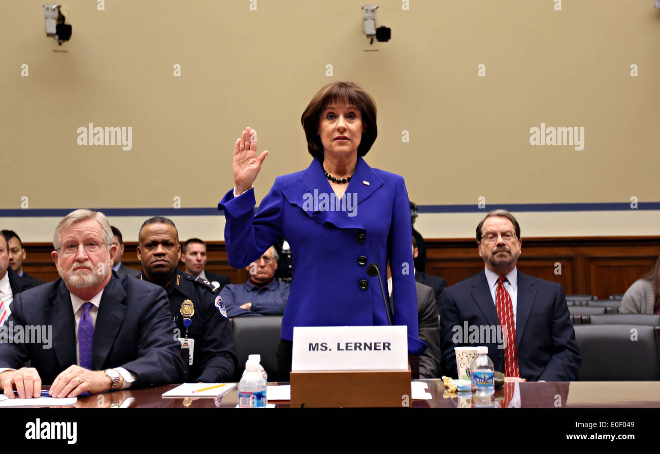 Ex direttore della IRS esentare le organizzazioni divisione Lois Lerner è giurato in prima testimonianza presso la casa di vigilanza e di riforma del governo audizione del Comitato sul targeting IRS polemiche sul Campidoglio il 5 marzo 2014 a Washington, DC. Lerner ha invocato il suo quinto emendamento diritto di non autoincriminarsi in udienza. Foto Stock