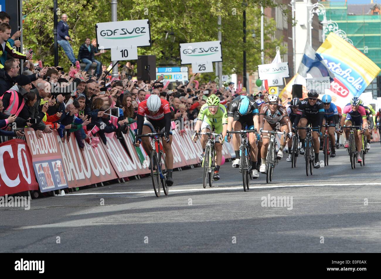 Malahide, Irlanda. 11 Maggio, 2014. Giro d'Italia. Fase 3. Gigante - Shimano 2014, Team Sky 2014, Ag2r La Mondiale 2014, Kittel Marcel, Swift Ben, Apollonio Davide, Boasson Edvald sullo sprint finale, vinto da Kittel Credito: Azione Sport Plus/Alamy Live News Foto Stock