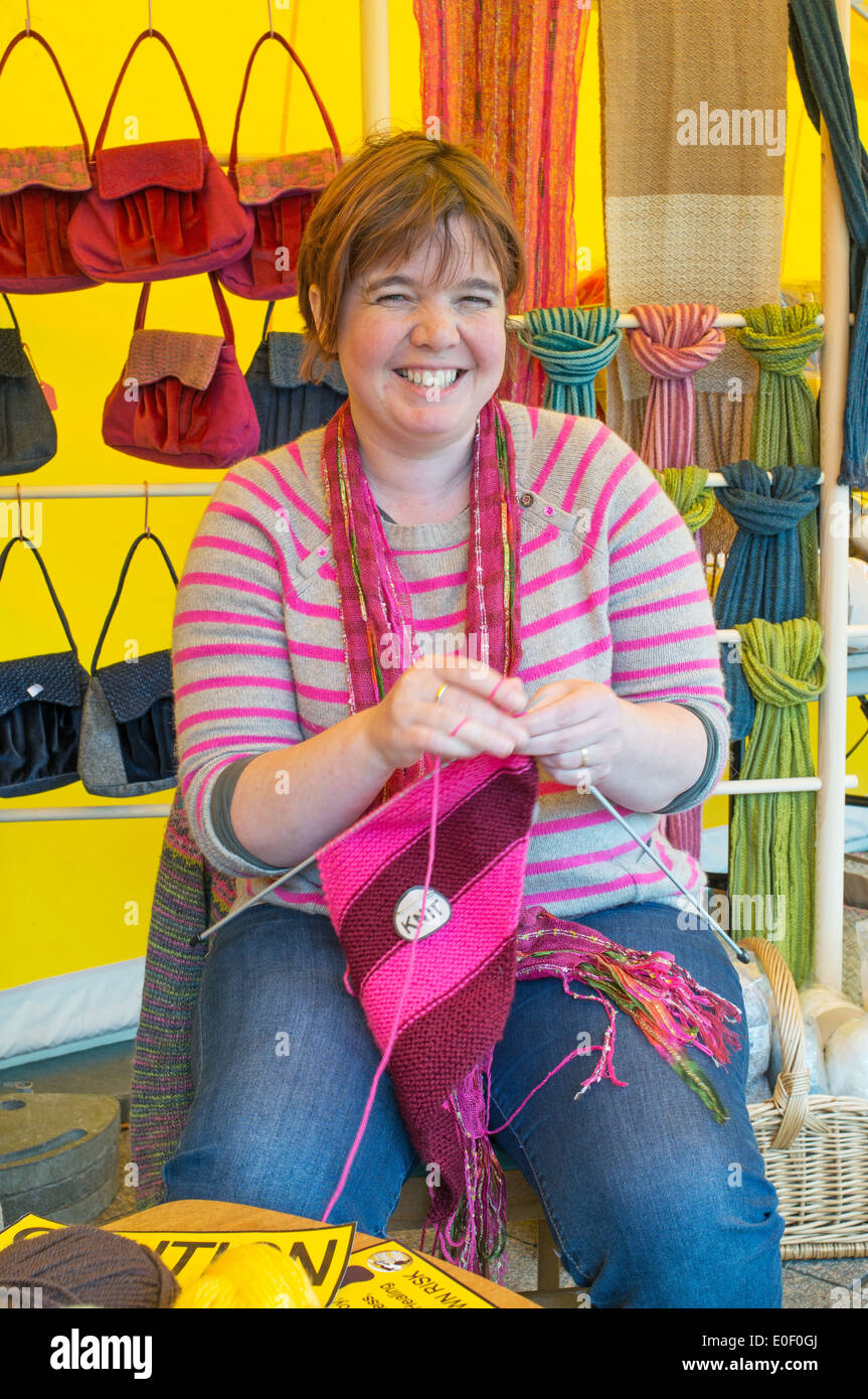 Becky Sunter di Tabbytextiles, tessile artist in residence Darlington Arts Festival, maglia North East England Regno Unito Foto Stock