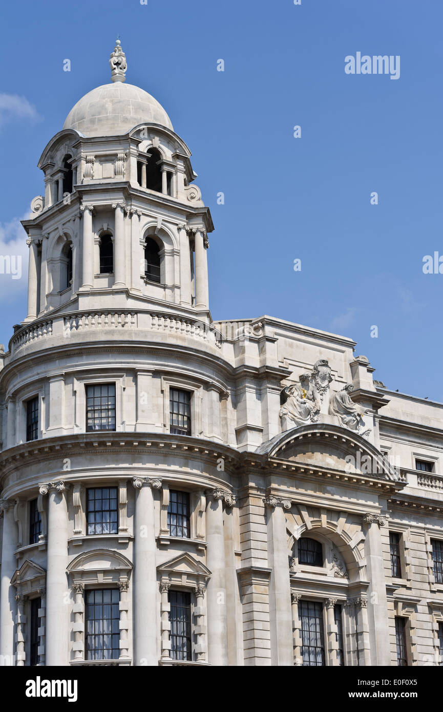 Statue di pietra sulla vecchia guerra edificio per uffici a Whitehall, Londra, Regno Unito. Foto Stock