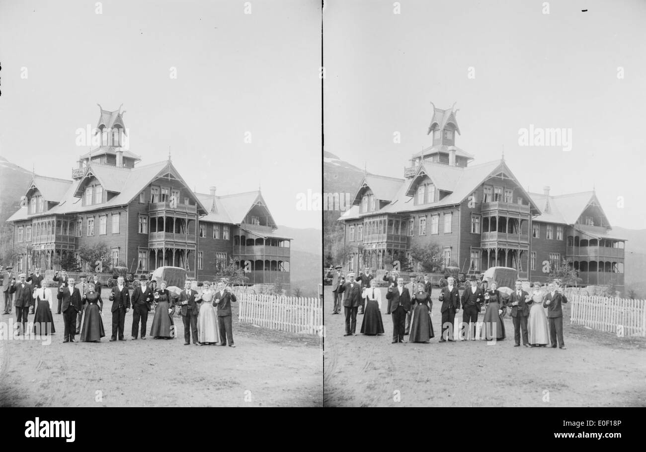 Il Maristuen Høifjeldshotel, situato a Filefjell, Norvegia, era un hotel di primo piano all'inizio del XX secolo, offrendo un rifugio panoramico per i viaggiatori nella regione di Sogn og Fjordane. Un ritratto di gruppo catturato alla fine degli anni '1800 mette in evidenza il suo ruolo nel turismo e negli scambi culturali in Norvegia. Foto Stock