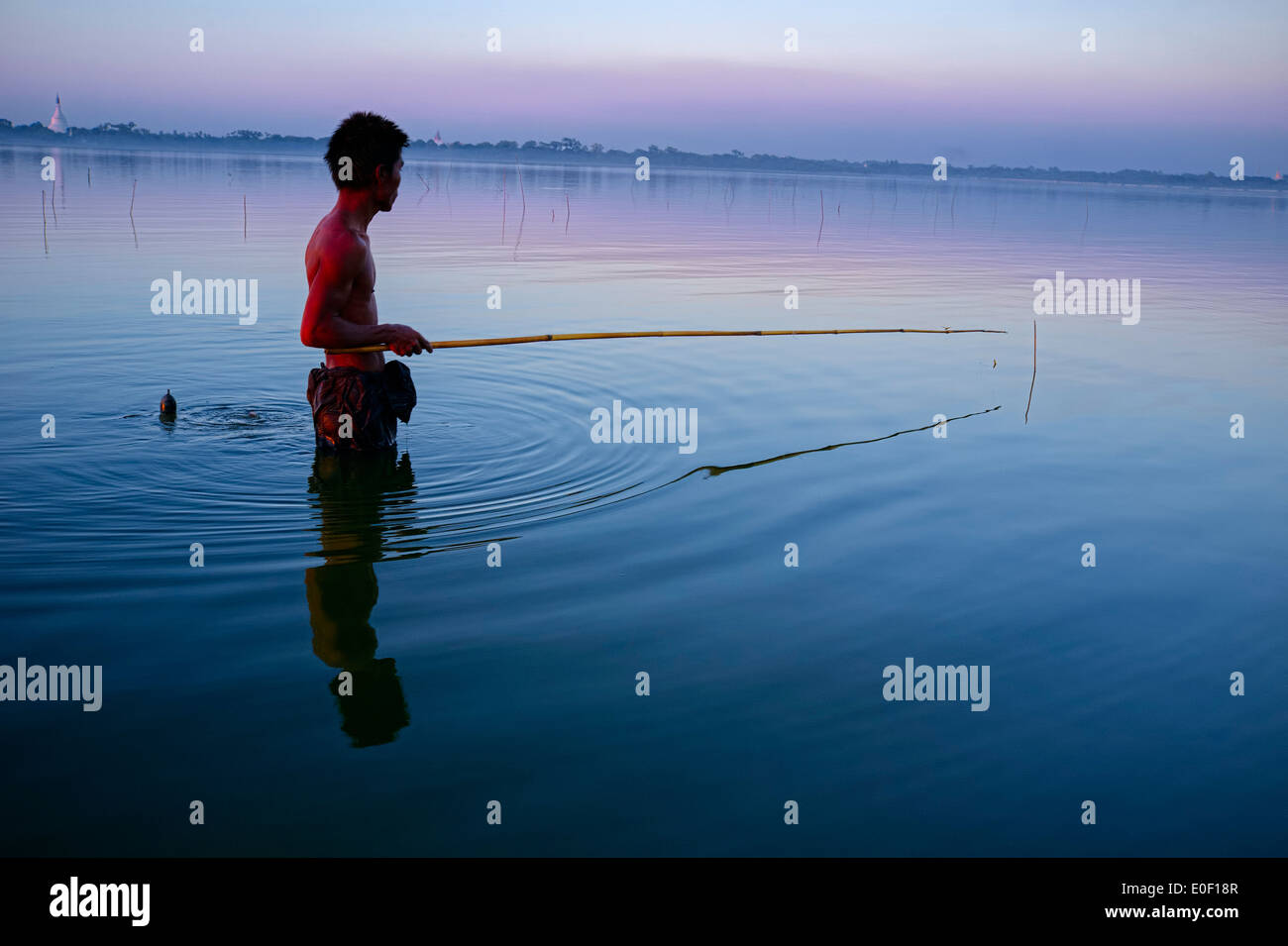 Fisher nel lago Taungthaman vicino Amarapura, Myanmar, Asia Foto Stock